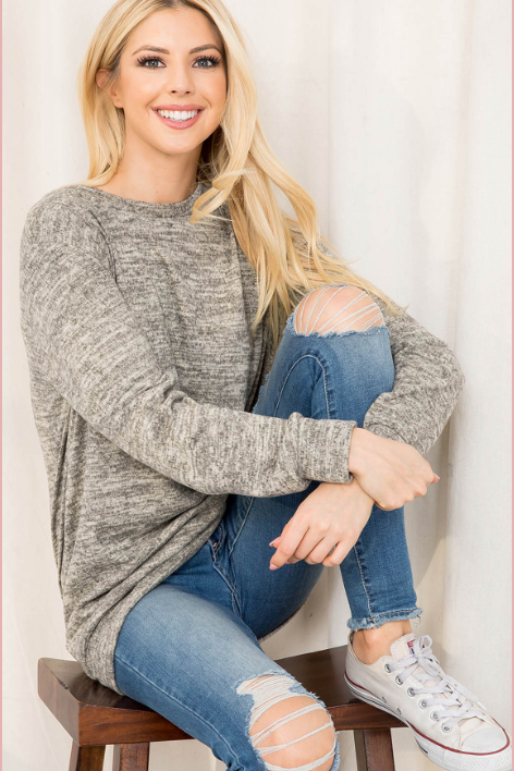 Round neck sweater in taupe.