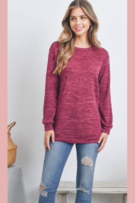 Round neck sweater in burgundy.